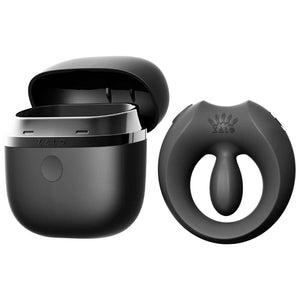 Cockring connecté APIS présenté avec son étui de recharge, câble USB et carte de garantie, disposés sur fond clair dans une mise en scène minimaliste et élégante.
