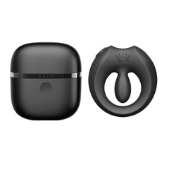 Cockring connecté APIS présenté avec son étui de recharge, câble USB et carte de garantie, disposés sur fond clair dans une mise en scène minimaliste et élégante.