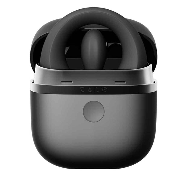 Cockring connecté APIS présenté avec son étui de recharge, câble USB et carte de garantie, disposés sur fond clair dans une mise en scène minimaliste et élégante.