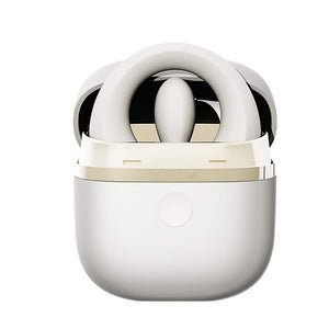 Cockring connecté APIS présenté avec son étui de recharge, câble USB et carte de garantie, disposés sur fond clair dans une mise en scène minimaliste et élégante.