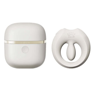 Cockring connecté APIS présenté avec son étui de recharge, câble USB et carte de garantie, disposés sur fond clair dans une mise en scène minimaliste et élégante.