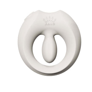 Cockring connecté APIS présenté avec son étui de recharge, câble USB et carte de garantie, disposés sur fond clair dans une mise en scène minimaliste et élégante.