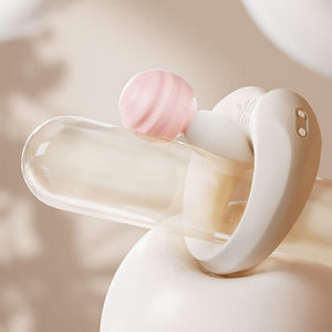 Cockring connecté APIS présenté avec son étui de recharge, câble USB et carte de garantie, disposés sur fond clair dans une mise en scène minimaliste et élégante.