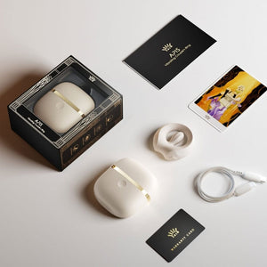 Cockring connecté APIS présenté avec son étui de recharge, câble USB et carte de garantie, disposés sur fond clair dans une mise en scène minimaliste et élégante.