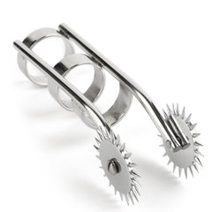 Roulette de Wartenberg à doigts en acier poli avec deux roues crantées et anneaux de maintien, présentée sur fond blanc dans une esthétique minimaliste et professionnelle.
