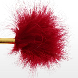 Détail d'un Packshot d'un Tickler en Plumes Rouges