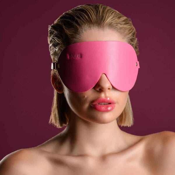 Femme portant le masque BDSM Girly de Brigade Mondaine.