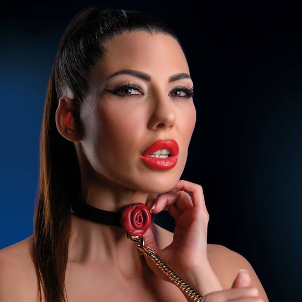 Collier et Laisse en Cuir Noir Fabriqué en similicuir souple Noir et sublimé par une rose Rouge en cuir véritable et Laisse en similicuir souple Noir avec un Détails rose Rouge et Chaîne Dorée en Métal sans nickel