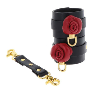 Packshot de Menottes en Simili Cuir Noir et Roses décoratives Rouges