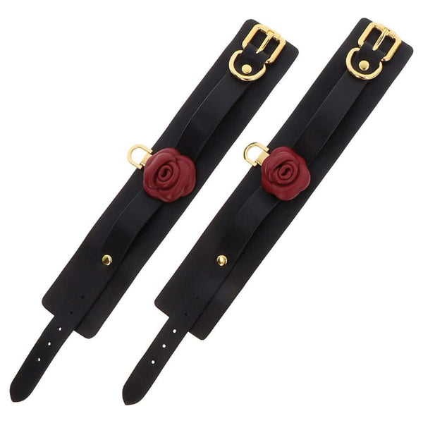 Packshot de Menottes en Simili Cuir Noir et Roses décoratives Rouges Mises à Plat