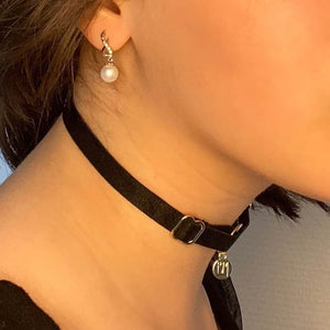 Collier BM inclut dans le pack cadeau Brigade Mondaine. Le produit est un choker simple avec un tour de cou en élastique noir et un pendentif doré embossé du logo Brigade Mondaine. Ce bijoux est attaché au collier par un anneau. L’ensemble du produit est réglable.