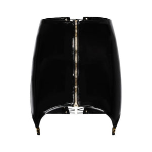 Vue arrière d’une jupe en latex noir à laçage central et œillets métalliques, portée avec des bas, présentée par Brigade Mondaine Paris.