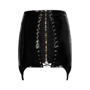 Vue arrière d’une jupe en latex noir à laçage central et œillets métalliques, portée avec des bas, présentée par Brigade Mondaine Paris.