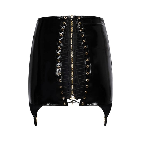 Vue arrière d’une jupe en latex noir à laçage central et œillets métalliques, portée avec des bas, présentée par Brigade Mondaine Paris.
