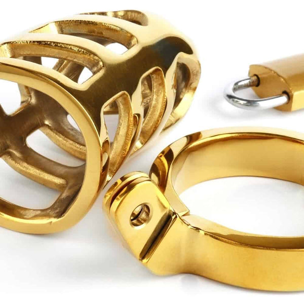 Cage de chasteté fabriquée en acier inoxydable de haute qualité et revêtue d’une finition dorée système de verrouillage avec cadenas et clé