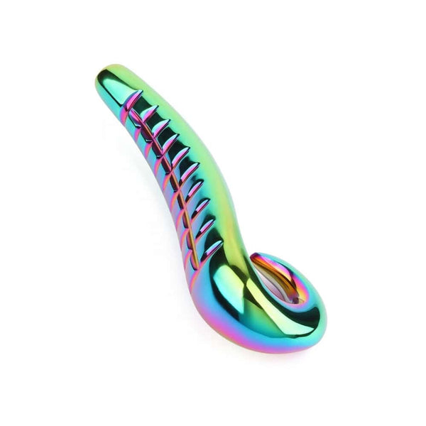 Devil's Dildo en acier inoxydable finition irisée, forme courbée et surface lisse, présenté par Brigade Mondaine Paris sur fond clair.