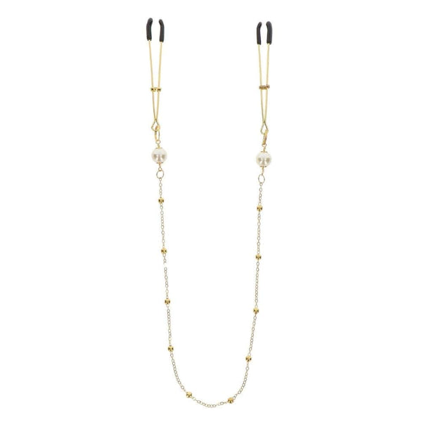 Pinces à tétons dorées avec chaîne fine et perles, portées sur le buste, accessoire sensuel proposé par Brigade Mondaine Paris.