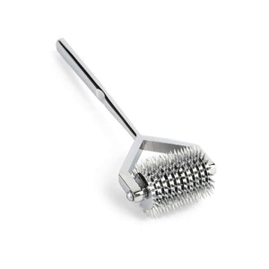 Roulette de Wartenberg en acier inoxydable brillant avec roulettes dentelées, design médical revisité, présentée par Brigade Mondaine Paris sur fond clair.