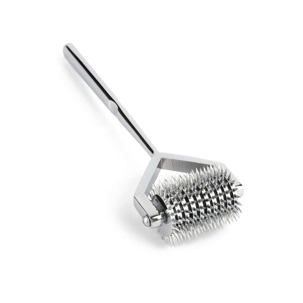 Roulette de Wartenberg en acier inoxydable brillant avec roulettes dentelées, design médical revisité, présentée par Brigade Mondaine Paris sur fond clair.