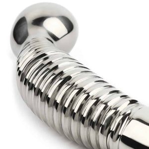 Stimulateur G-Spot STALLION en acier inoxydable poli, au design ergonomique et structuré, présenté par Brigade Mondaine Paris.
