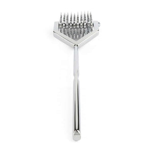Roulette de Wartenberg en acier inoxydable brillant avec roulettes dentelées, design médical revisité, présentée par Brigade Mondaine Paris sur fond clair.