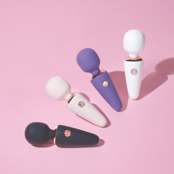 WAND mini de massage au design arrondi et finition douce, présenté en version compacte, proposé par Brigade Mondaine Paris. Sextoys Electriques