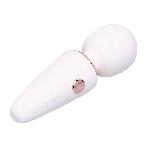 WAND mini de massage au design arrondi et finition douce, présenté en version compacte, proposé par Brigade Mondaine Paris. Sextoys Electriques