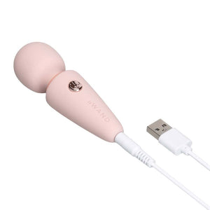 WAND mini de massage au design arrondi et finition douce, présenté en version compacte, proposé par Brigade Mondaine Paris. Sextoys Electriques