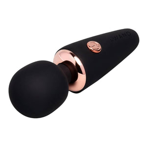Wand mini de massage au design arrondi et finition douce, présenté en version compacte, proposé par Brigade Mondaine Paris. Sextoys Electriques