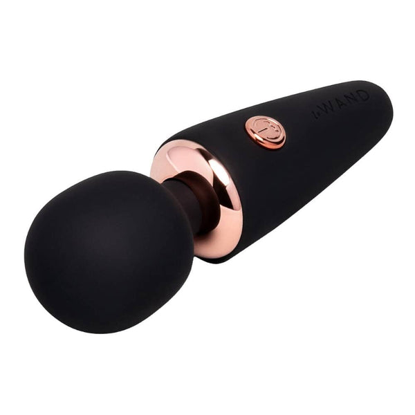 Wand mini de massage au design arrondi et finition douce, présenté en version compacte, proposé par Brigade Mondaine Paris. Sextoys Electriques