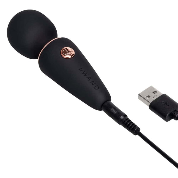 Wand mini de massage au design arrondi et finition douce, présenté en version compacte, proposé par Brigade Mondaine Paris. Sextoys Electriques