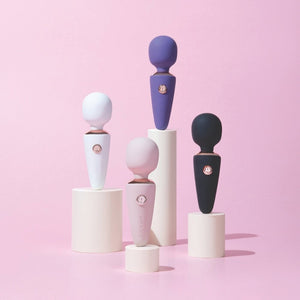 WAND mini de massage au design arrondi et finition douce, présenté en version compacte, proposé par Brigade Mondaine Paris. Sextoys Electriques
