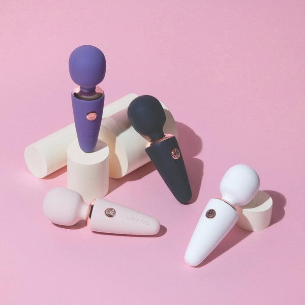 WAND mini de massage au design arrondi et finition douce, présenté en version compacte, proposé par Brigade Mondaine Paris. Sextoys Electriques
