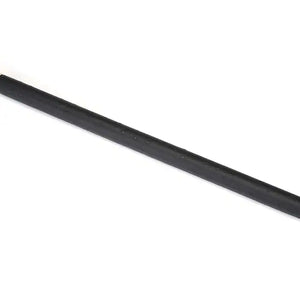 Barre d’écartement en cuir noir embossé peau d’autruche avec clips à dégagement rapide et finitions dorées. Accessoire BDSM de contrôle élégant.