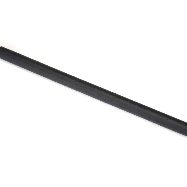 Barre d’écartement en cuir noir embossé peau d’autruche avec clips à dégagement rapide et finitions dorées. Accessoire BDSM de contrôle élégant.