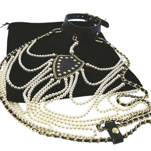 Harnais corps en perles blanches et cuir noir avec tour de cou, porté sur le buste, présenté par Brigade Mondaine Paris.
