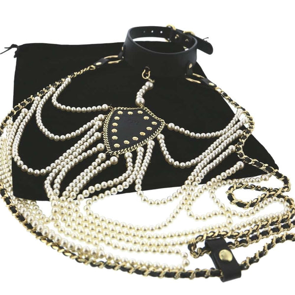 Harnais corps en perles blanches et cuir noir avec tour de cou, porté sur le buste, présenté par Brigade Mondaine Paris.