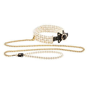 Laisse et collier en cuir noir avec perles et chaîne dorée, porté sur modèle, création élégante proposée par Brigade Mondaine Paris.