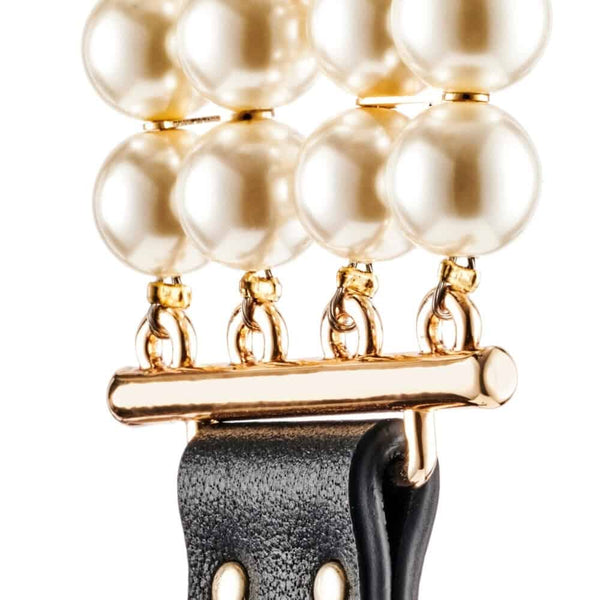 Laisse et collier en cuir noir avec perles et chaîne dorée, porté sur modèle, création élégante proposée par Brigade Mondaine Paris.