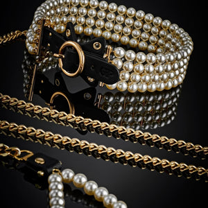 Laisse et collier en cuir noir avec perles et chaîne dorée, porté sur modèle, création élégante proposée par Brigade Mondaine Paris.