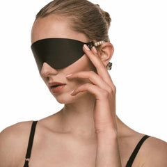Masque BDSM en cuir noir avec bordures perlées et finitions dorées, accessoire de privation visuelle haut de gamme sélectionné par Brigade Mondaine Paris.
