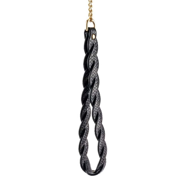 Modèle portant un collier BDSM noir texturé avec chaîne dorée et dragonne assortie, accessoire de contrainte proposé par Brigade Mondaine Paris.