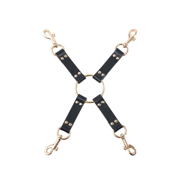 Hogtie BDSM en cuir noir composé de quatre sangles reliées par un anneau central doré, équipé de mousquetons métalliques pour la fixation.