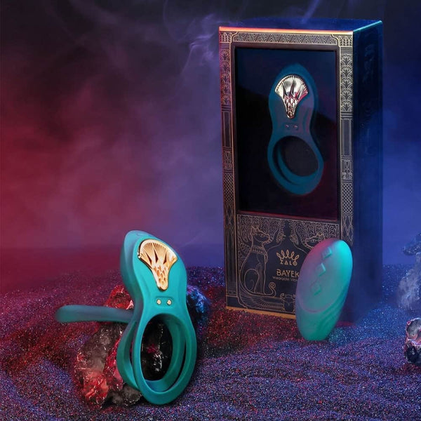Vibromasseur portable au design ergonomique présenté avec son écrin, posé sur un décor aux nuances bleues et rouges, sélection Brigade Mondaine Paris. Sextoys Electriques