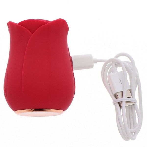 Stimulateur clitoridien rose en forme de bouton de fleur, au design lisse et arrondi, présenté sur fond blanc avec une finition soignée et moderne.