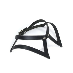 Vue de côté du choker 86647 en cuir noir, inspiré du col de chemise, avec des vis à l’avant rappelant les boutons et une boucle réglable à l’arrière.
