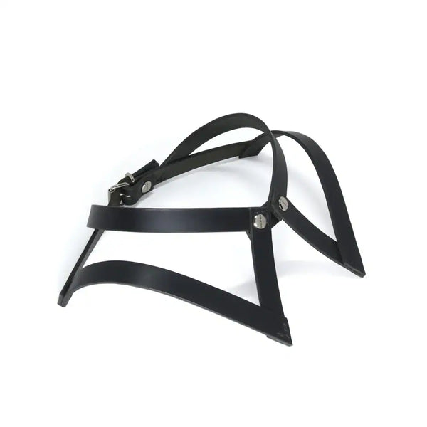 Vue de côté du choker 86647 en cuir noir, inspiré du col de chemise, avec des vis à l’avant rappelant les boutons et une boucle réglable à l’arrière.