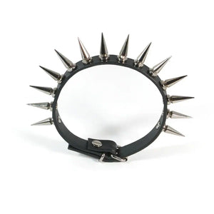 Vue d'en dessous du choker 86137 sur fond blanc, mettant en valeur la forme du choker et les spikes métalliques visibles à l'avant. La boucle réglable à l'arrière est également discernable.