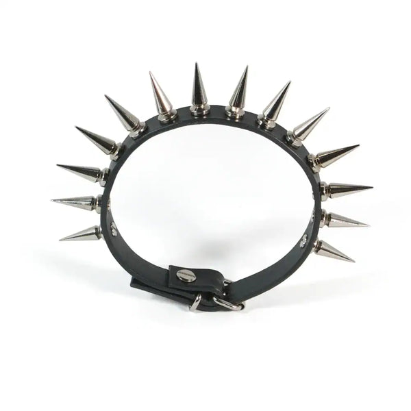 Vue d'en dessous du choker 86137 sur fond blanc, mettant en valeur la forme du choker et les spikes métalliques visibles à l'avant. La boucle réglable à l'arrière est également discernable.