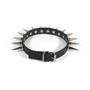 Vue de derrière du choker 86137 sur fond blanc, mettant en valeur la boucle réglable pour un ajustement sur-mesure. Les spikes métalliques sont visibles à l'avant.